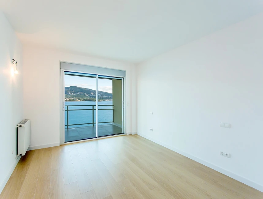 Refurbished apartment with sea views-7