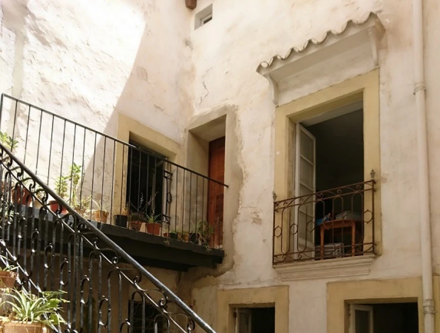 Palazzo maiorchino con patio da ristrutturare nel centro storico - Palma di Maiorca-3