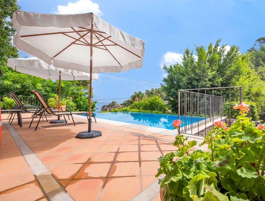 Luxury villa with spectacular sea views-2