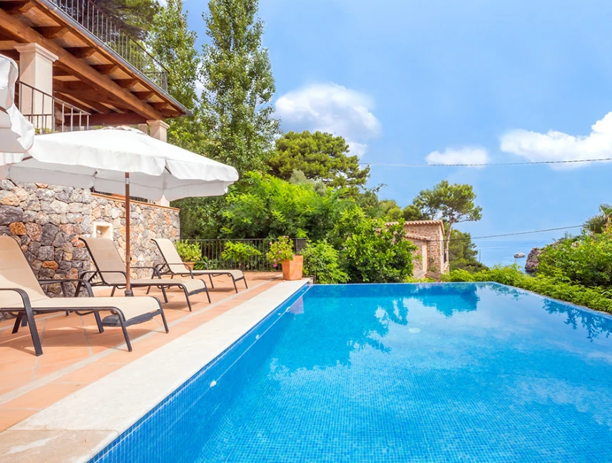 Luxury villa with spectacular sea views-1