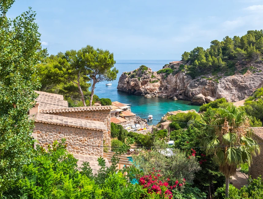 Luxury villa with spectacular sea views-18