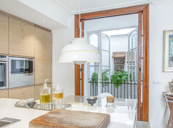 Exquisite, well-kept Old Town apartment with balconies in Palma-4