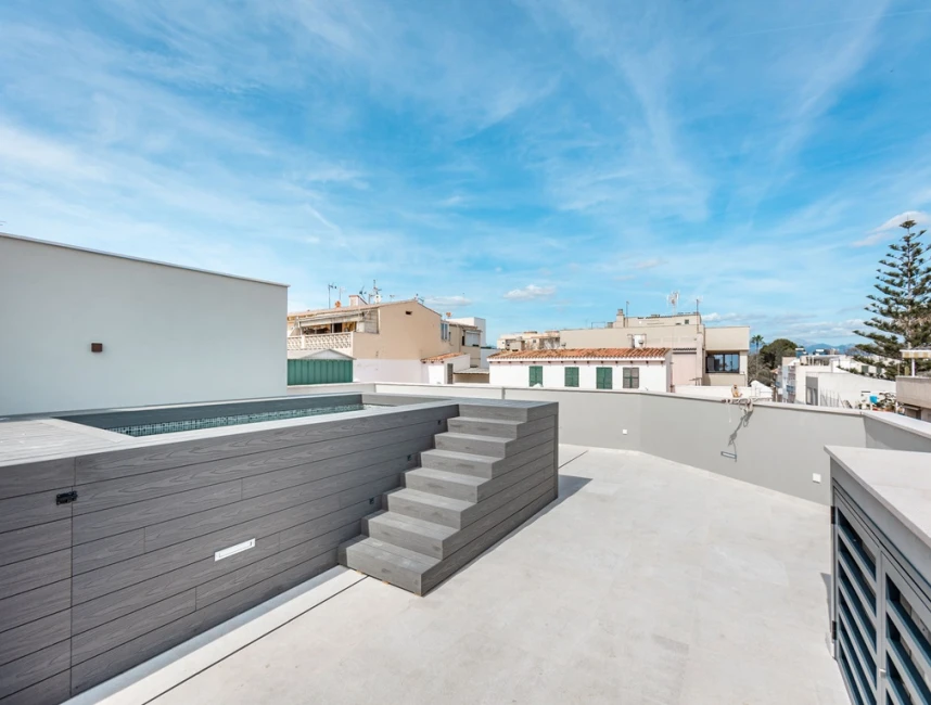 Modernt radhus med terrasser och pool i Molinar-7
