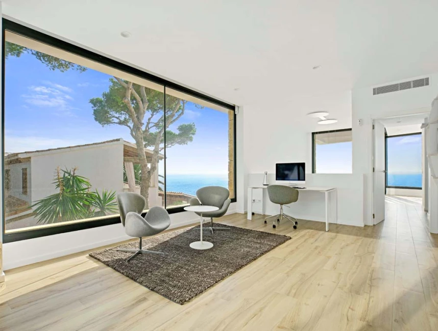 Elegant nybyggd villa i första strandlinjen i Cala Pi-12