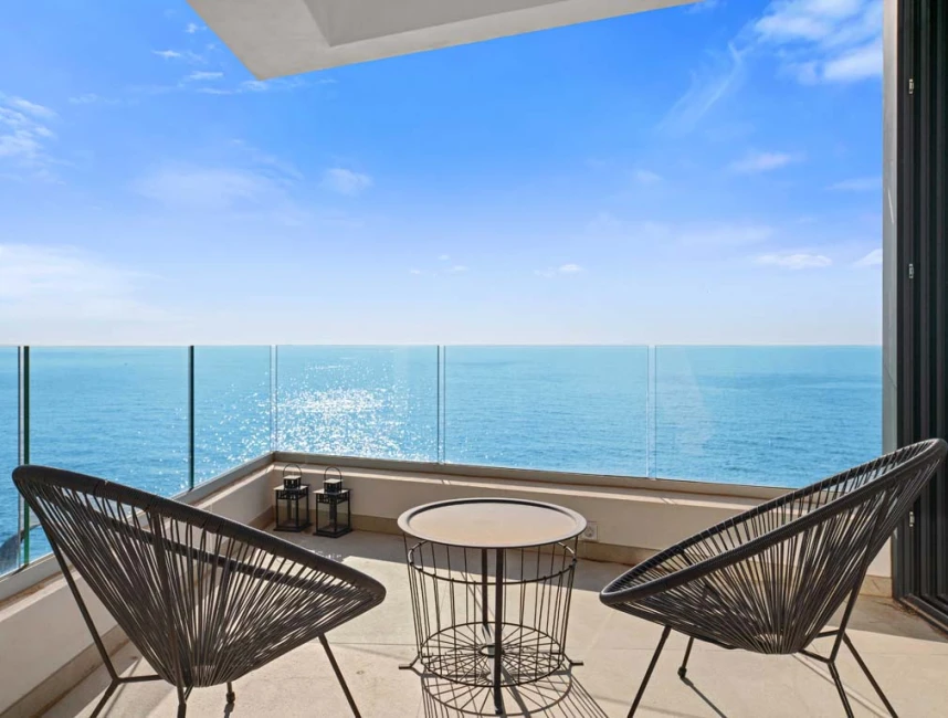 Elegant nybyggd villa i första strandlinjen i Cala Pi-3