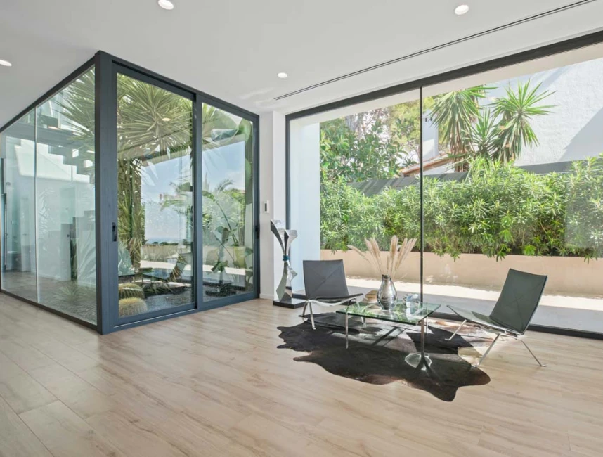Elegant nybyggd villa i första strandlinjen i Cala Pi-11