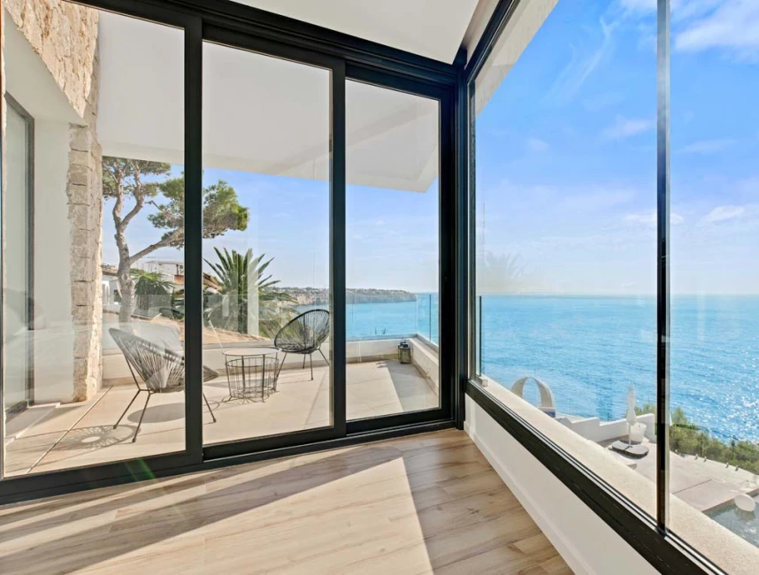 Elegant nybyggd villa i första strandlinjen i Cala Pi-13