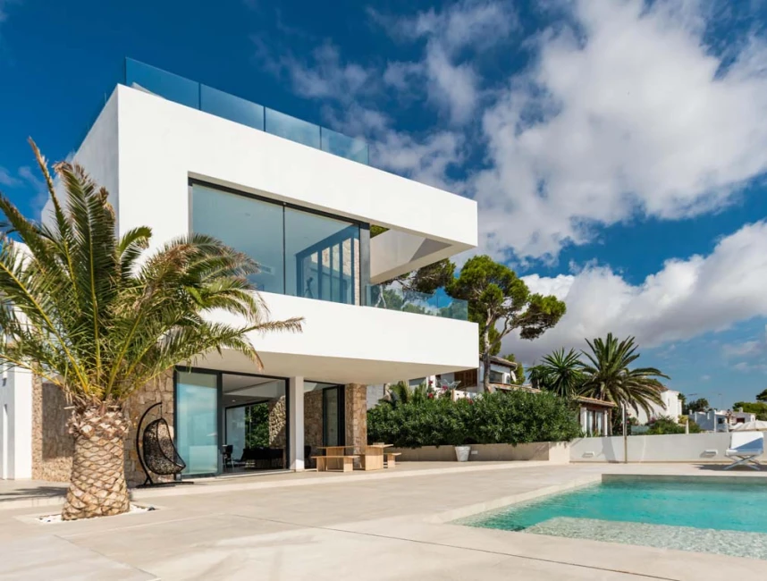 Elegant nybyggd villa i första strandlinjen i Cala Pi-14