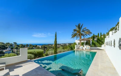 Villa mediterránea con vistas panorámicas al mar