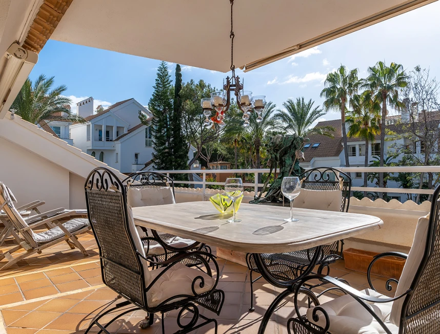 Classic Mediterranean apartment with partial sea views-14