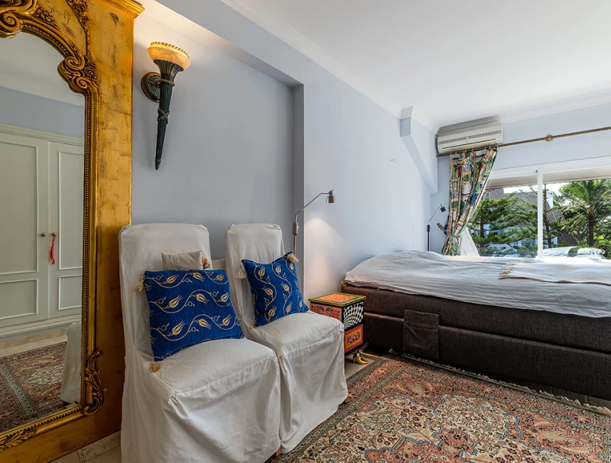 Classic Mediterranean apartment with partial sea views-9