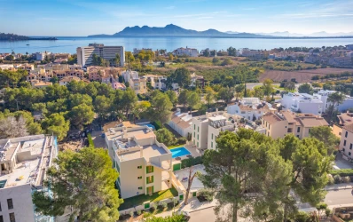 Obra nueva de apartamentos con piscina comunitaria cerca del mar en Puerto Pollensa
