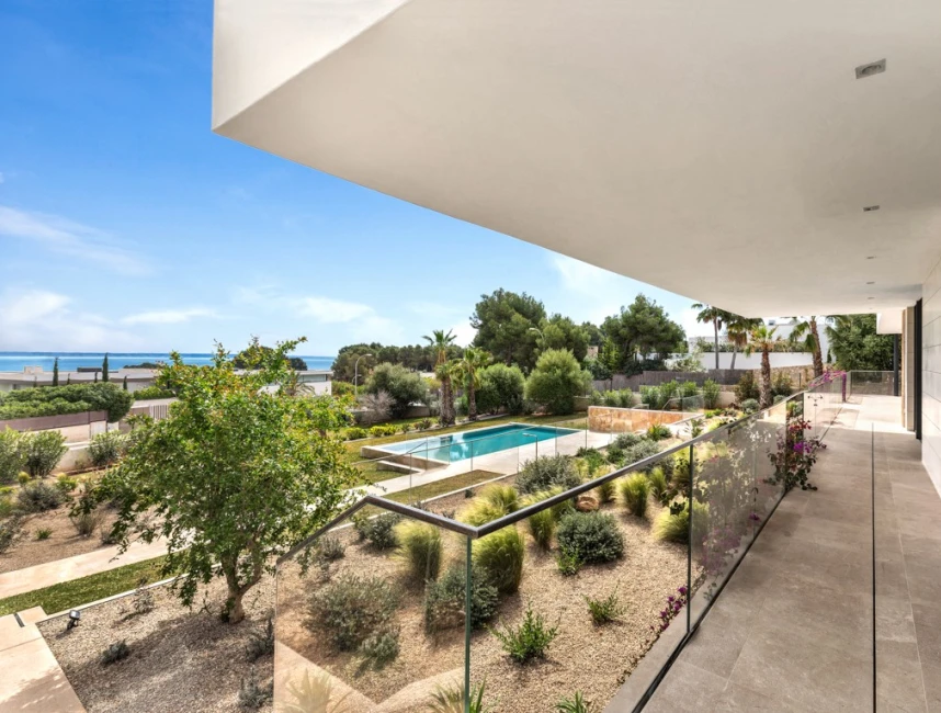Villa de luxe neuve avec vue sur la mer et jardin plat-2
