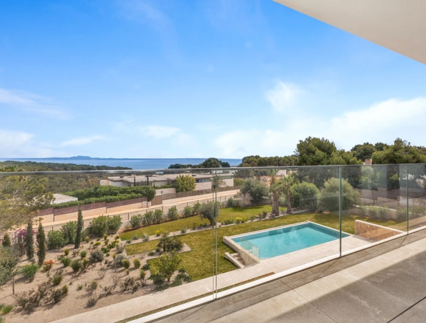 Villa de luxe neuve avec vue sur la mer et jardin plat-16