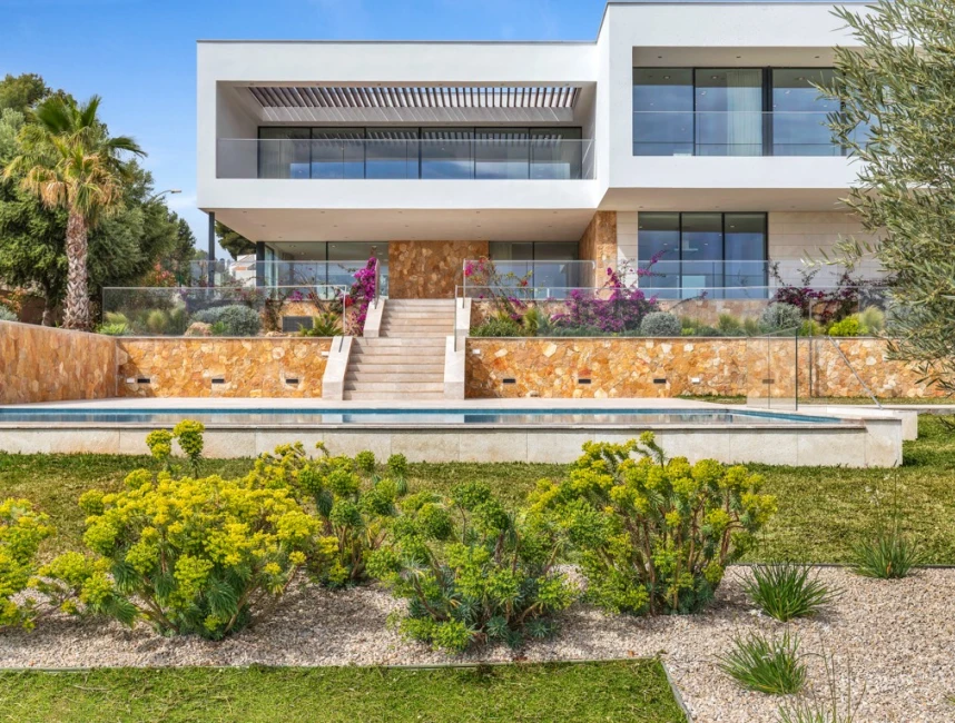 Villa de luxe neuve avec vue sur la mer et jardin plat-7