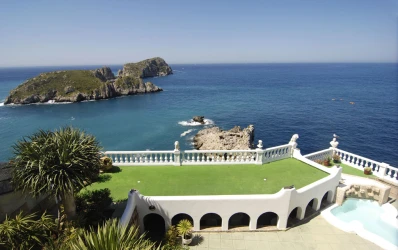 Spektakulärt belägen villa vid havet