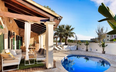 Villa rénovée en pierre naturelle avec piscine privée dans un complexe résidentiel exclusif