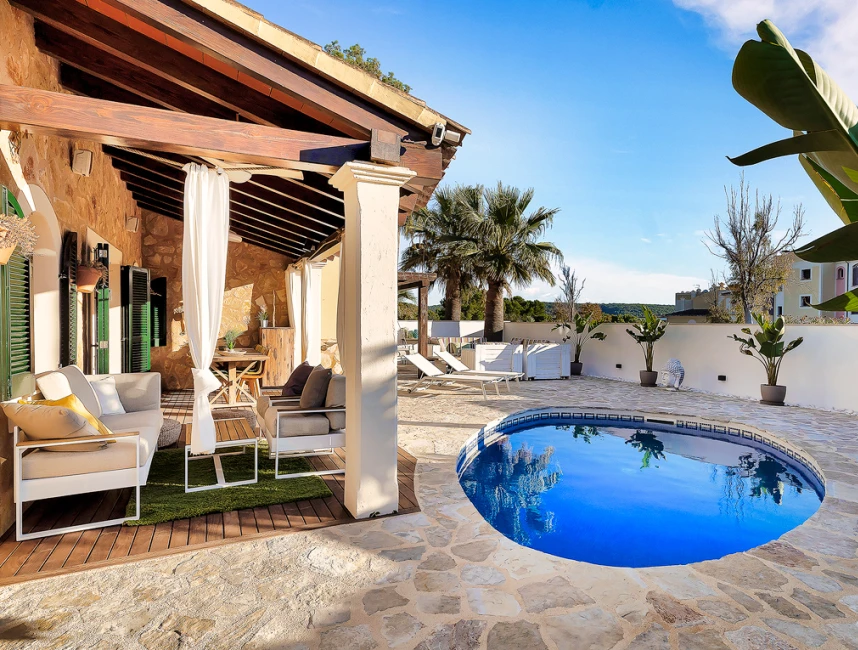 Villa renovada de piedra natural, con piscina y en un exclusivo complejo residencial-1