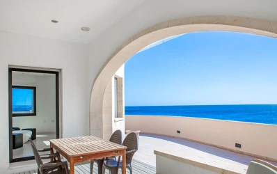 Modern villa i 1:a strandlinjen i Cala Gamba