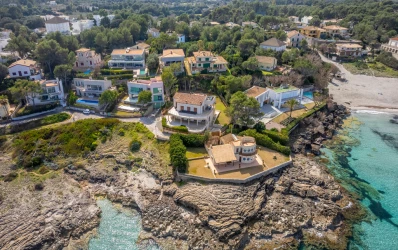 Villa direct aan zee te koop in het mooie Mal Pas
