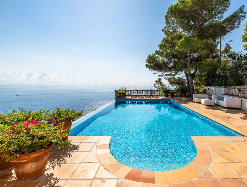 Charming villa with stunning sea views-3