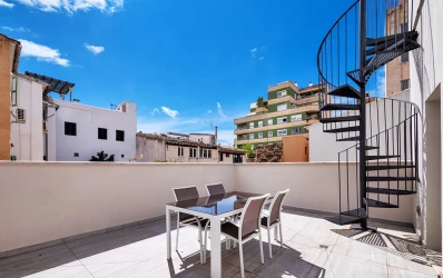 Townhouse with penthouse terrace in the heart of Santa Catalina