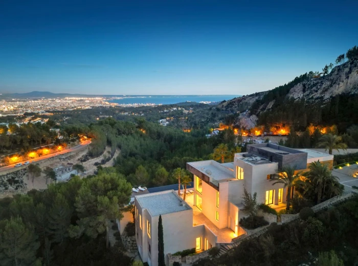 Luxurious villa with breathtaking sea views-38