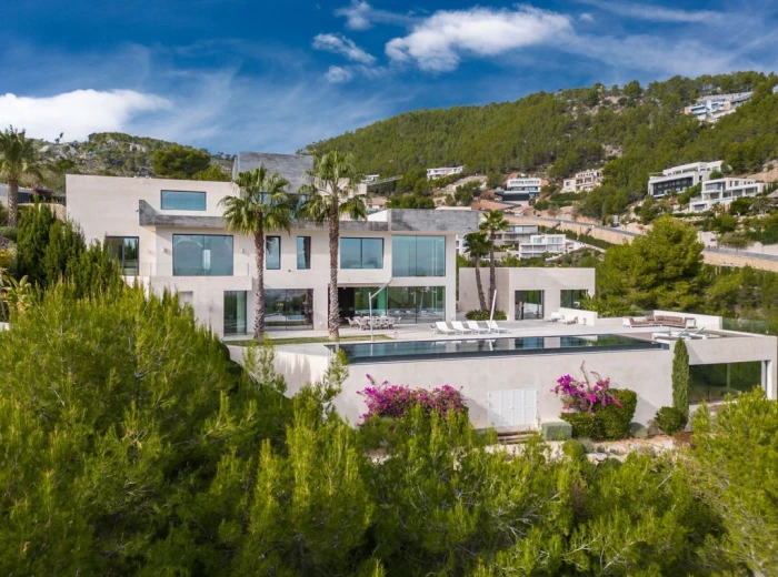 Luxurious villa with breathtaking sea views-2