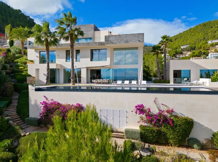 Luxurious villa with breathtaking sea views-14