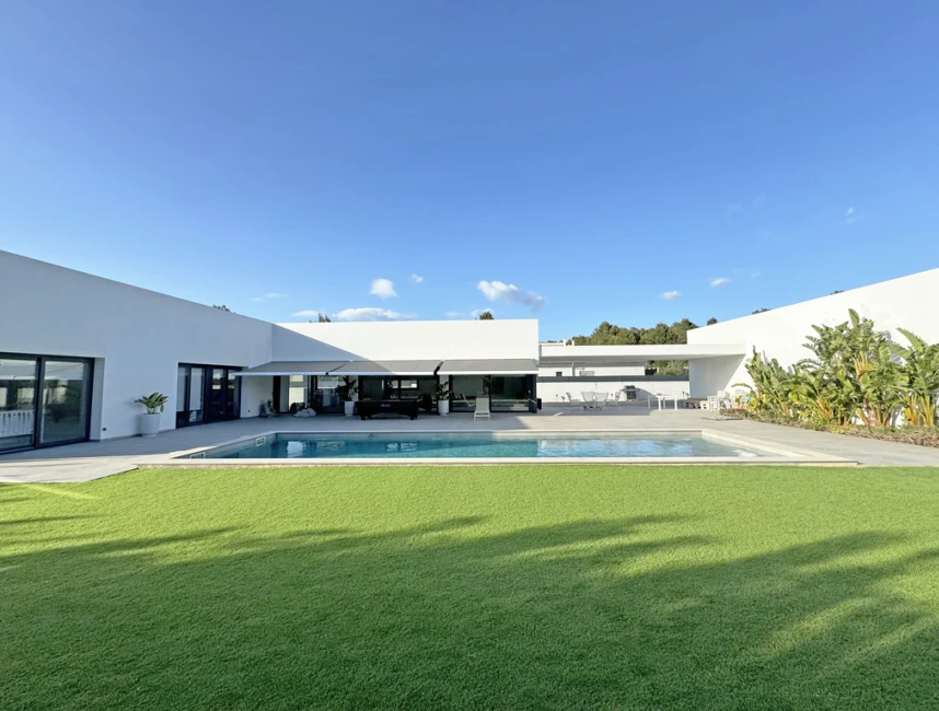 Moderna casa de 1 planta con piscina en Sa Coma-1