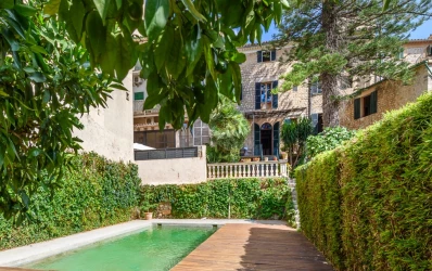 Mallorcanskt hus med stora terrasser och fantastisk trädgård