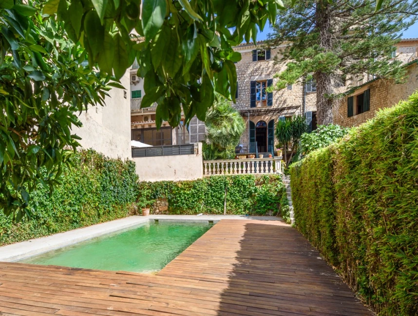 Casa mallorquina amb àmplies terrasses i fantàstic jardí-1