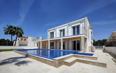 Modern villa med delvis havsutsikt i Cala Pi