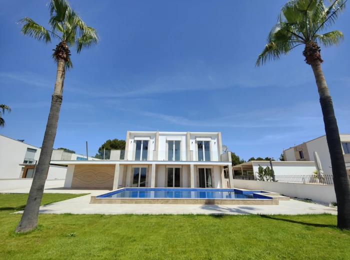 Moderne villa met gedeeltelijk uitzicht op zee in Cala Pi-13