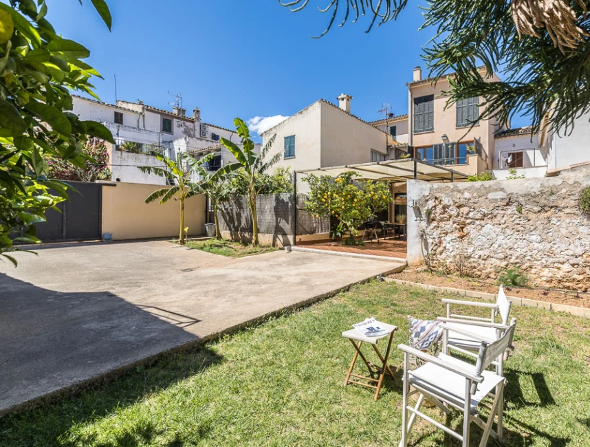 A well-positioned townhouse in central Alaró-18