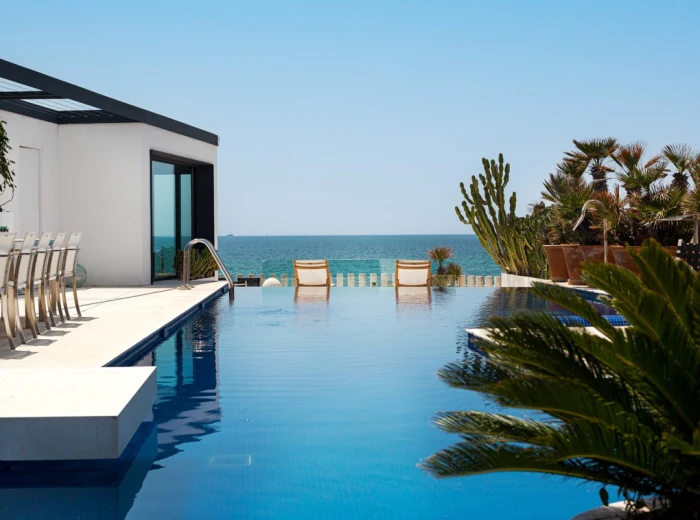 Singular vila de luxe enfront del mar a Portixol-1