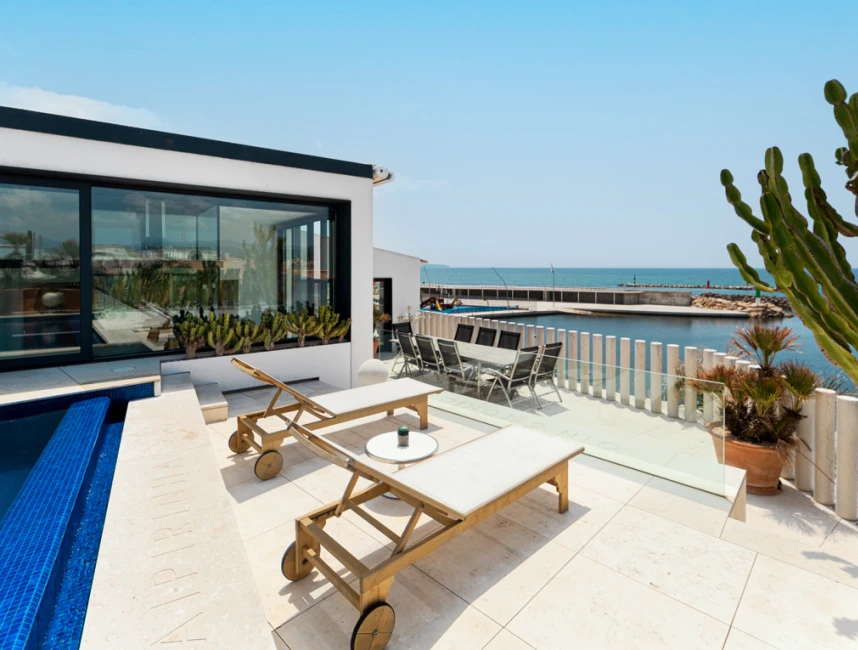 Singular vila de luxe enfront del mar a Portixol-14