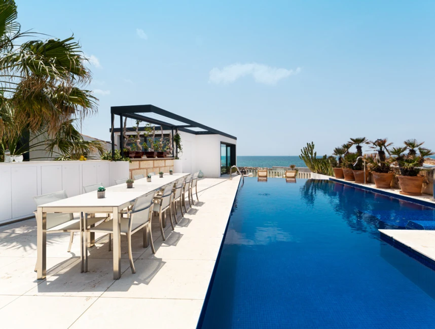 Singular vila de luxe enfront del mar a Portixol-15
