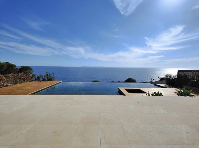 Moderne villa direct aan zee in Cala Pi-7