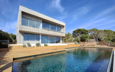 Modern villa vid havet i Cala Pi