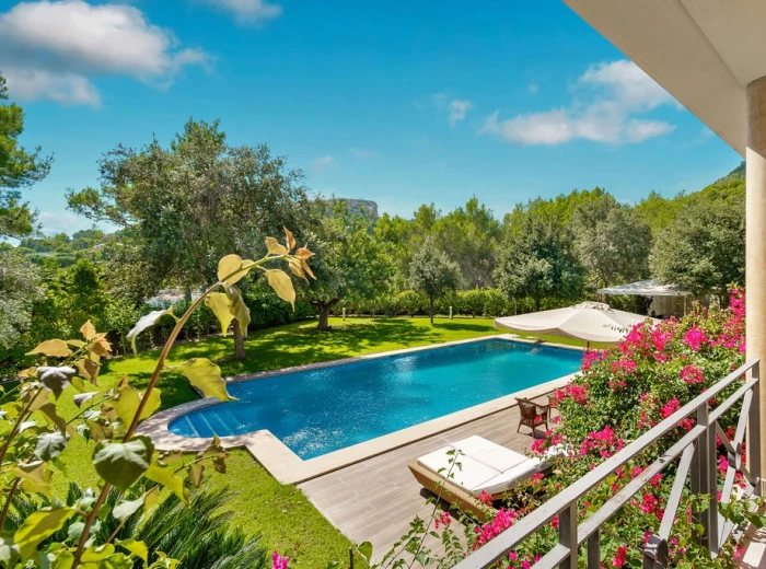 Family villa with beautiful gardens in Son Vida-1