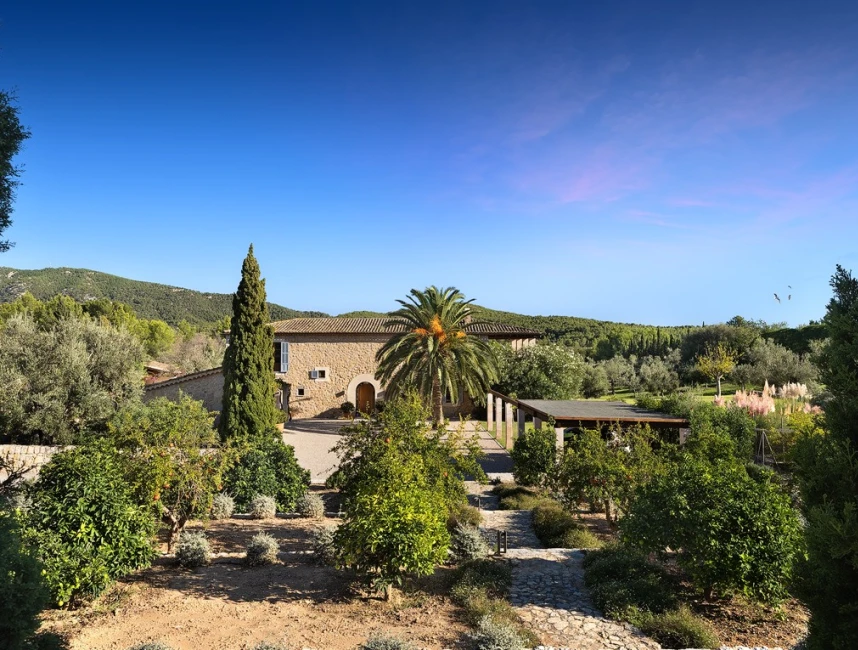 Exquisita Finca Mediterránea en Calvia con Piscina, Casa de Huéspedes y Cuadras para Caballos-21