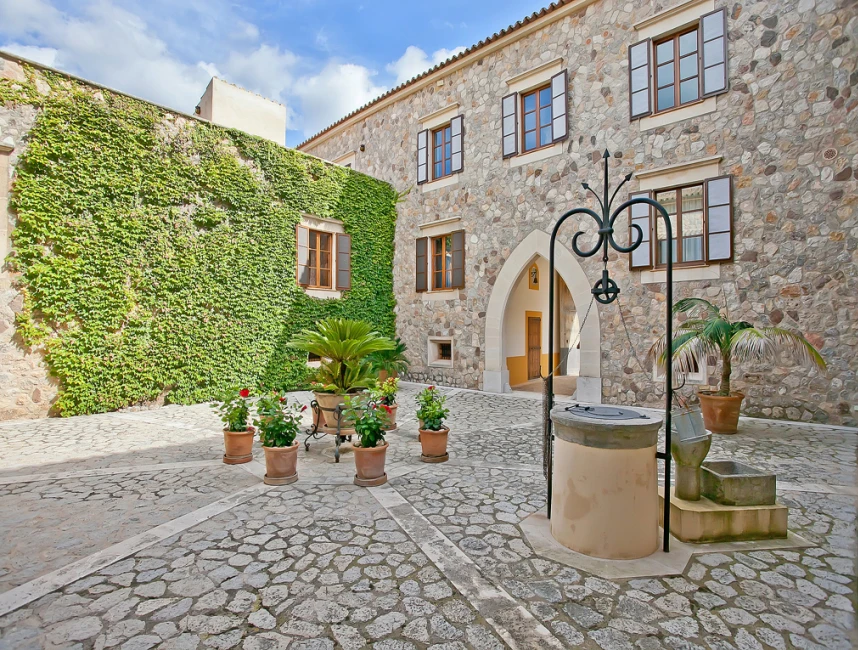 Exquisite Manor House te midden van de Tramuntana Vallei in Puigpunyent, Mallorca-3