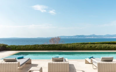 Gemeubileerde luxe villa in eerste lijn