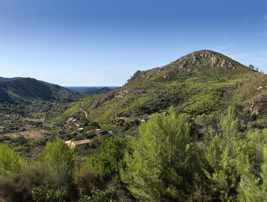 Finca de piedra con vistas al valle y al mar-11