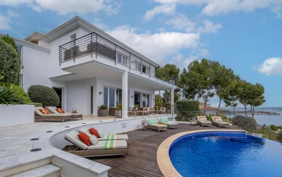 Villa avec vue sur la mer dans un quartier résidentiel calme