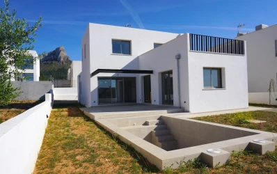 Nieuwbouw villa met zeezicht en zwembad in Colònia St. Pere