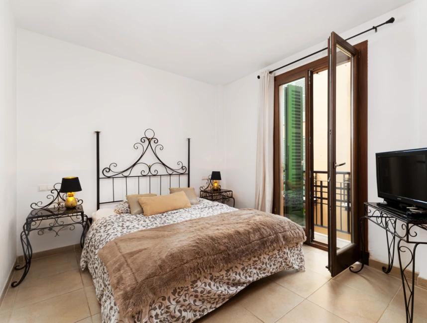Modern and sunlit apartment with elevator in Palma, Old Town-5