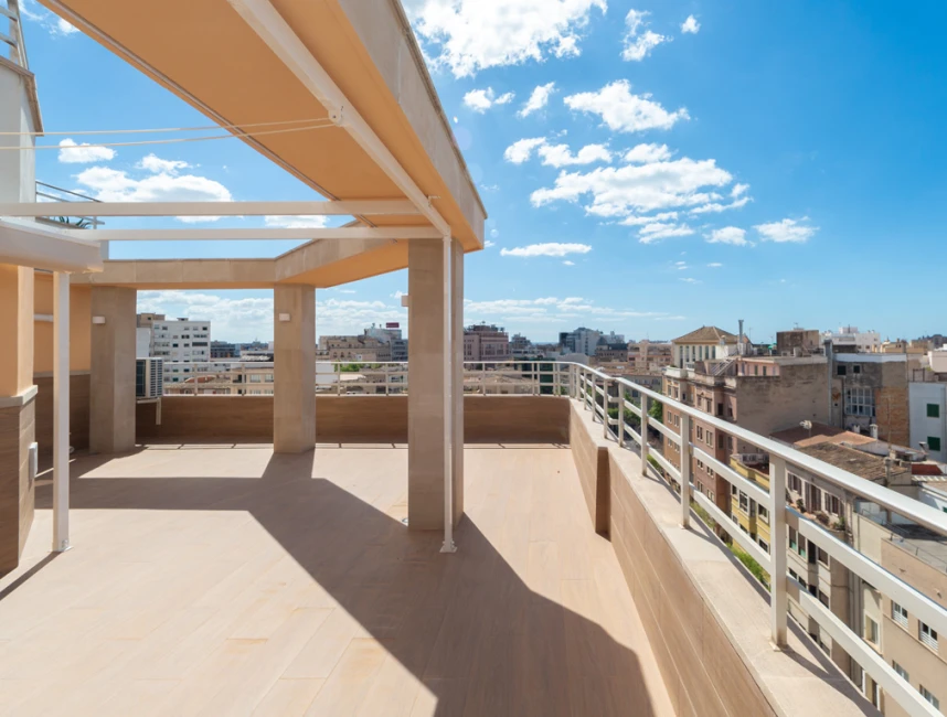 Partly renovated penthouse with terraces & parking-1