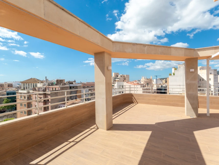 Partly renovated penthouse with terraces & parking-12